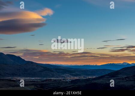 Farbenprächtiger Sonnenuntergang über den Bergen in Esquel, Patagonien, Argentinien Stockfoto