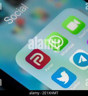 Morgantown, WV - 9. Januar 2021: Modernes iPhone mit Icons für Parler und Twitter, um Streit über das Verbot von Präsident Trump-Konto zu illustrieren Stockfoto