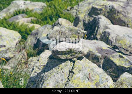 Haufen von Felsen, Steine Marker für die Orientierung im Bereich. Fahrt durch das Bergtal. Hügel aus Steinen für Meditation in der Natur. Stockfoto