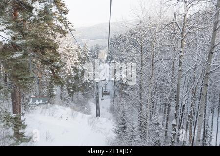 Sessellift in verschneiten Winterlandschaft. Sessellift über Frostwald Stockfoto