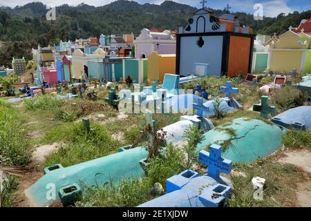 Chichicastenango, Guatemala, Mittelamerika: Der farbenprächteste Friedhof der Welt. Stockfoto