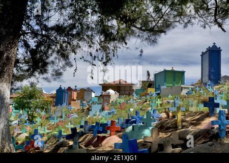 Chichicastenango, Guatemala, Mittelamerika: Der farbenprächteste Friedhof der Welt. Stockfoto