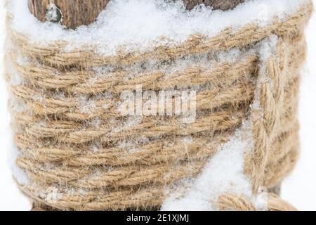 Die Baumstämme sind mit grobem Hanfseil gebunden. Seeknoten für den Hausbau. Stockfoto