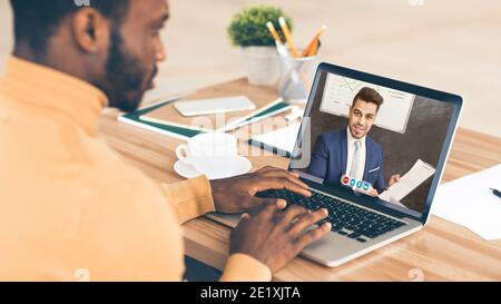 Zwei Verschiedene Männliche Kollegen Mit Video-Chat Indoor, Panorama, Collage Stockfoto