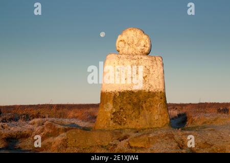 Dieses Denkmal enthält ein stehendes Kreuz, das als Grenzmarkierung verwendet wird und als Fat Betty oder das Weiße Kreuz bekannt ist. Es steht auf Danby Moor an der Kreuzung o Stockfoto