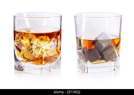 Gläser Whiskey mit Steinen und Eis isoliert auf weiß Stockfoto