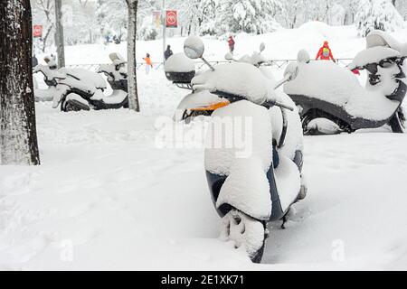 Madrid, Spanien, 01.09.2021, schneebedeckte Motorräder auf der Straße Segovia, es schneit, der Sturm Filomena Stockfoto