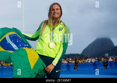 Segeln bei den Olympischen Spielen 2016 in Rio. Die brasilianische Seemannin Kahena Kunze gewinnt Goldmedaille der 49er FX-Klasse. Rio de Janeiro Brasilien 08.18.2016. Stockfoto