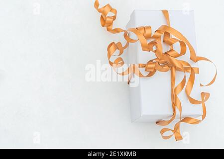 Weiße Box mit Goldband auf dem Schnee. Valentine Gratulation Konzept,. Hochwertige Fotos Stockfoto