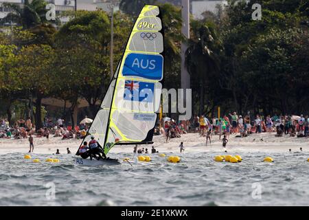 Segeln Rio 2016 Olympische Spiele. Die australischen Segler Nathan Outteridge und Iain Jensen 49er Sikff Klasse. Ehemalige olympische Goldmedaillengewinner Segelschiff-Team. Stockfoto