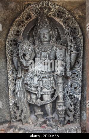 Alte indische Kunst zeigt eine Frau, geschnitzt auf den Felswänden von Belur und Halebidu Tempel in Karnataka, Indien. Stockfoto