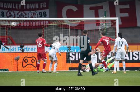 Crawley, Großbritannien. Januar 2021. Jordan Tunnicliffe von Crawley Town erzielt seine Seite 3. Tor während der FA Cup 3. Runde Spiel zwischen Crawley Town und Leeds United, das Spiel war hinter verschlossenen Türen ohne Unterstützer aufgrund der aktuellen COVID-19 Pandemie Regierung Lockdown im People's Pension Stadium, Crawley, England am 10. Januar 2021. Foto von Liam McAvoy/Prime Media Images. Kredit: Prime Media Images/Alamy Live Nachrichten Stockfoto