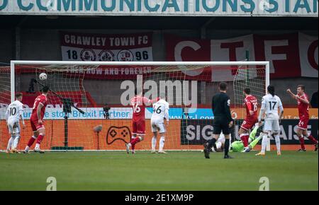 Crawley, Großbritannien. Januar 2021. Jordan Tunnicliffe von Crawley Town erzielt seine Seite 3. Tor während der FA Cup 3. Runde Spiel zwischen Crawley Town und Leeds United, das Spiel war hinter verschlossenen Türen ohne Unterstützer aufgrund der aktuellen COVID-19 Pandemie Regierung Lockdown im People's Pension Stadium, Crawley, England am 10. Januar 2021. Foto von Liam McAvoy/Prime Media Images. Kredit: Prime Media Images/Alamy Live Nachrichten Stockfoto