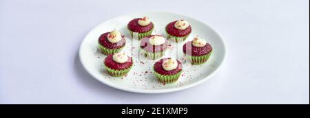 Rote Samt Cupcakes mit Copy Space. Leckere rote Farbe Cupcakes mit Platz auf beiden Seiten des Fotos. Stockfoto
