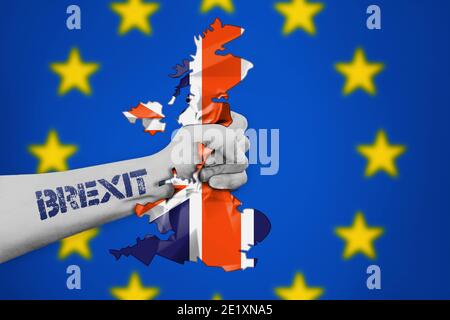 Britisches Brexit-Konzept. Brexit-Krise. Großbritannien von einer Hand, die den Brexit repräsentiert, zerschlagen. Januar 2021 Austrittsabkommen mit Großbritannien. Stockfoto