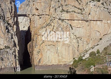 Spanien: Die Embalse de Gaitenejo und die Schlucht Garganta del Chorro. Hoch oben auf den Klippen befindet sich der Caminito del Rey, ein Gehweg, der für die Wasserkraft geschaffen wurde Stockfoto