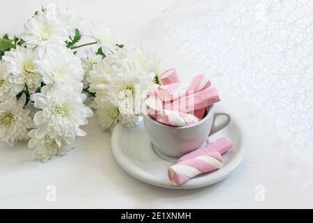 Weiß schöne Chrysanthemen und Marshmallows auf dem weißen Hintergrund. Schöne Grußkarte für Valentinstag oder Muttertag. Stockfoto