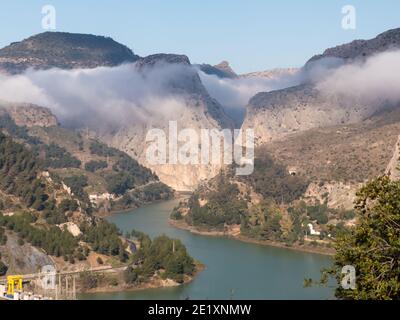 Spanien: Der Stausee Tajo de La Encantada und die Garganta del Chorro Schlucht Stockfoto