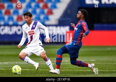 VALENCIA, SPANIEN - 10. JANUAR: Yoshinori Muto von SD Eibar, Mickael Malsa von Levante während des La Liga Santander Spiels zwischen Levante UD und SD Eibar im Estadi Ciutat de Valencia am 10. Januar 2021 in Valencia, Spanien (Foto: Pablo Morano/BSR AgencyOrange BilderAlamy Live News) Stockfoto