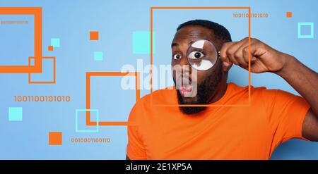 Man sucht mit einer Lupe nach digitalen Informationen. Konzept der Internet-Sicherheit und Privatsphäre Stockfoto