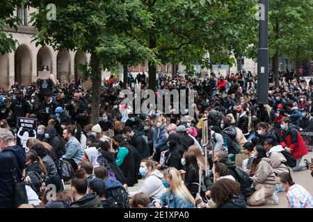 Manchester, Großbritannien - 7. Juni 2020: Menschen in Manchester knien bei Anti-Rassismus-Protesten. Stockfoto