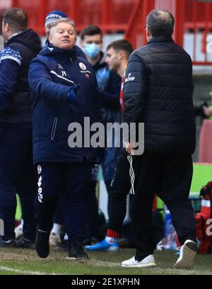 Crawley Town Manager John Yems (links) und Leeds United Manager Marcelo Bielsa geben sich nach dem dritten Lauf des Emirates FA Cup im People's Pension Stadium in Crawley die Hände. Stockfoto