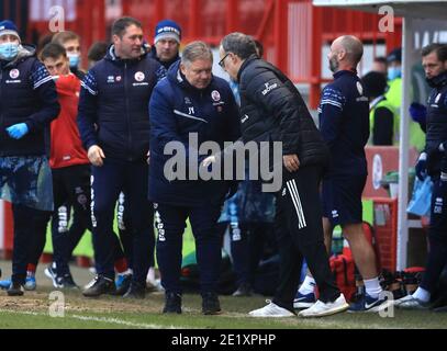 Crawley Town Manager John Yems (links) und Leeds United Manager Marcelo Bielsa geben sich nach dem dritten Lauf des Emirates FA Cup im People's Pension Stadium in Crawley die Hände. Stockfoto