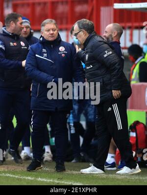 Crawley Town Manager John Yems (links) und Leeds United Manager Marcelo Bielsa geben sich nach dem dritten Lauf des Emirates FA Cup im People's Pension Stadium in Crawley die Hände. Stockfoto