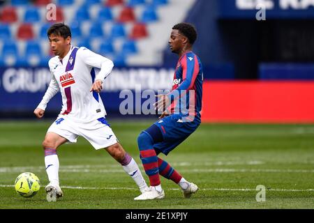 VALENCIA, SPANIEN - JANUAR 10: Yoshinori Muto von SD Eibar, Mickael Malsa von Levante während des La Liga Santander Spiels zwischen Levante UD und SD Eibar Stockfoto