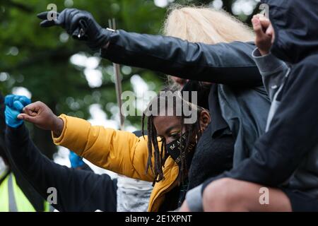 Huddersfield, Großbritannien - 13 2020. Juni: Anti-Rassismus-Demonstranten knien in Huddersfield. Stockfoto