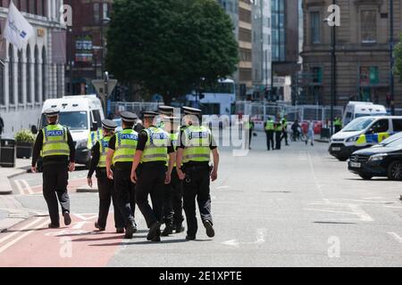 Leeds, Großbritannien - 14 2020. Juni: Polizeibeamte steuern auf eine große Anzahl von Menschen zu, die um das war Memorial im Stadtzentrum von Leeds versammelt sind. Stockfoto
