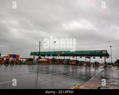 Perambalur , Tamil Nadu, Indien - 4. Dezember 2020: Geschäftiges Fastag Highway toll Gate Checkpoint am Monsoon Regentag. Lkw Und Auto Über Den Highway Freeway Stockfoto