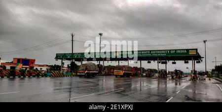 Perambalur , Tamil Nadu, Indien - 4. Dezember 2020: Geschäftiges Fastag Highway toll Gate Checkpoint am Monsoon Regentag. Lkw Und Auto Über Den Highway Freeway Stockfoto