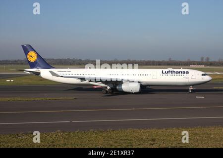 Deutscher Lufthansa Airbus A330-300 mit Registrierung D-AIKL auf dem Rollweg am Flughafen Düsseldorf. Stockfoto