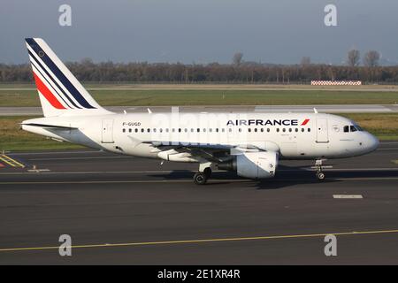 Air France Airbus A318-100 mit Registrierung F-GUGD auf dem Rollweg am Flughafen Düsseldorf. Stockfoto