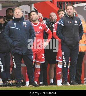 Crawley, Großbritannien. Januar 2021. Mark Wright von Crawley Town wacht mit John Yems Crawley Town Manager während des FA Cup-Spiels im People's Pension Stadium, Crawley Bild von Nigel Bramley/Focus Images/Sipa USA 07827818829 10/01/2021 Kredit: SIPA USA/Alamy Live News Stockfoto