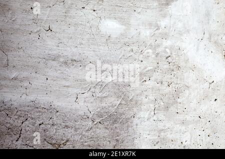 Vintage Backsteinwand mit weißer Gipsstruktur. Hintergrund der weiß getünchten Wand im Innenbereich. Nahaufnahme der weißen Steinmauer Stockfoto