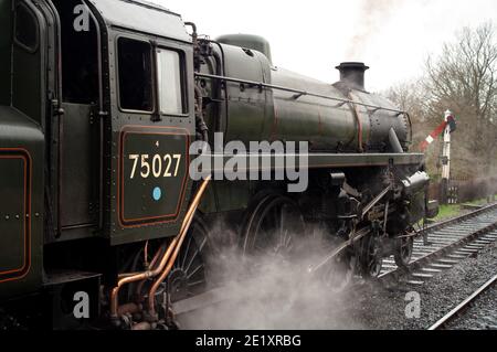 British Railways Standard Class 4 4-6-0 Dampflokomotive Nr. 75027, Dampfzug bei Blue Bell Railway, Sussex, UK Stockfoto