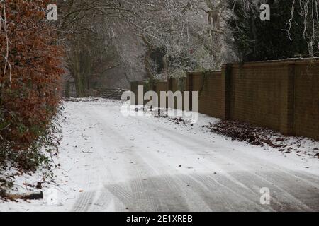 Warlingham, Surrey, Großbritannien. Januar 2021. Nach dem Schneefall vor drei Tagen sind die Temperaturen nicht über den Gefrierpunkt gestiegen, daher ist es nicht geschmolzen und die Bäume glitzern mit dem Eis in Limpsfield, Surrey. Die Prognose für heute ist 1C mit leichter Wolke und leichtem Wind. Kredit: Keith Larby/Alamy Live Nachrichten Stockfoto