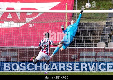 VENLO, NIEDERLANDE - JANUAR 10: (L-R): Derrick Kohn von Willem II, Torwart Jorn Brondeel von Willem II während des niederländischen Eredivisie-Spiels zwischen VVV Venlo und Willem II bei De Koel am 10. Januar 2021 in Venlo, Niederlande (Foto: Geert van Erven/BSR AgencyOrange BilderAlamy Live News) Stockfoto