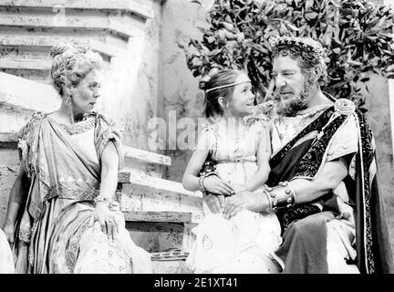 l-r: Annette Crosbie (Hecuba), Sophie Ashton (Polyxene), Brewster Mason (Priam) im TROJANISCHEN KRIEG FINDET NICHT statt von Jean Giraudoux am Lyttelton Theatre, National Theatre (NT), London SE1 10/05/1983 in einer englischen Version von Christopher Fry Musik: Harrison Birtwistle Bühnenbild: Eileen Diss Kostüme: Robin Fraser Paye Beleuchtung: Mick Hughes Regie: Harold Pinter Stockfoto