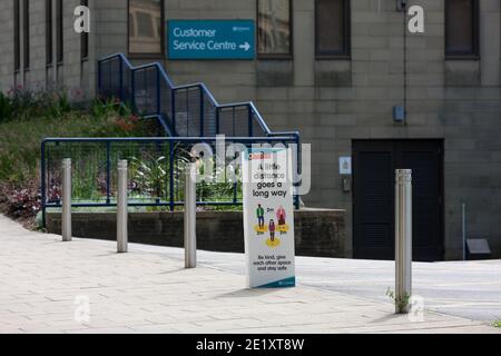 Huddersfield, UK - Juli 12 2020: Ein soziales Distanzierungszeichen vor Kirklees-Ratsbüros in Huddersfield. Stockfoto