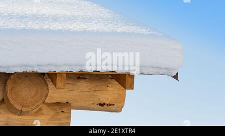 Gefrorenes Dach unter Schnee im Winterwetter Stockfoto