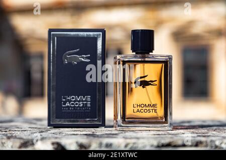 Kiew, Ukraine - 18. Oktober 2019: L'homme Lacoste Eau de Toilette Flasche auf Stein Hintergrund Stockfoto