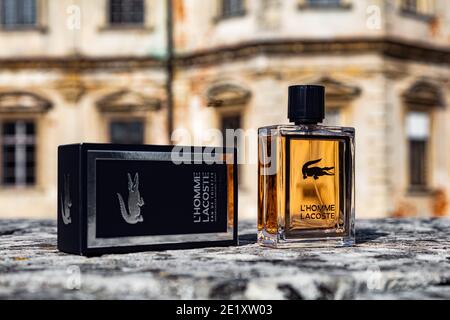 Kiew, Ukraine - 18. Oktober 2019: L'homme Lacoste Eau de Toilette Flasche auf Stein Hintergrund Stockfoto