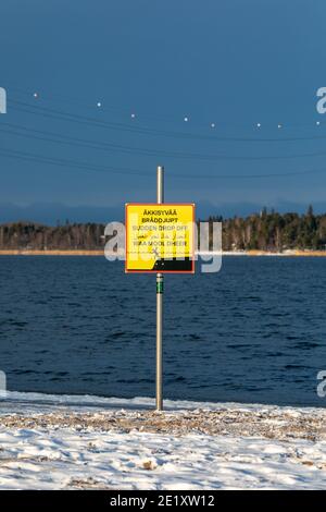 Äkkisyvää. Plötzlicher Abfall. Warnschild am Hietaranta Strand in Helsinki, Finnland Stockfoto