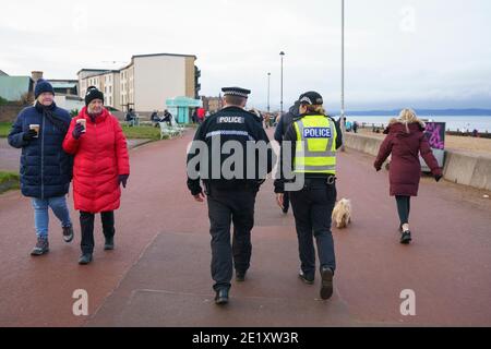 Portobello, Schottland, Großbritannien. 10. Januar 2021. Trotz einer derzeit in Schottland erzwungenen nationalen Sperre waren Portobello Promenade und Strand mit einer großen Anzahl von Menschen beschäftigt, die dort am Sonntagnachmittag waren. Mehrere Polizeipatrouillen waren offensichtlich, dass sie meist unauffällig blieben, aber die Beamten sprachen mit den Kaffeehäffern, um sie zu drängen, die soziale Distanz zwischen den Kunden korrekt zu halten. Iain Masterton/Alamy Live News Stockfoto