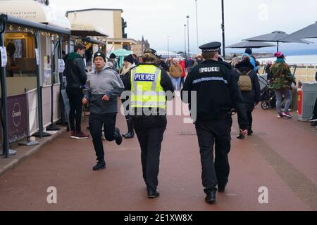 Portobello, Schottland, Großbritannien. 10. Januar 2021. Trotz einer derzeit in Schottland erzwungenen nationalen Sperre waren Portobello Promenade und Strand mit einer großen Anzahl von Menschen beschäftigt, die dort am Sonntagnachmittag waren. Mehrere Polizeipatrouillen waren offensichtlich, dass sie meist unauffällig blieben, aber die Beamten sprachen mit den Kaffeehäffern, um sie zu drängen, die soziale Distanz zwischen den Kunden korrekt zu halten. Iain Masterton/Alamy Live News Stockfoto