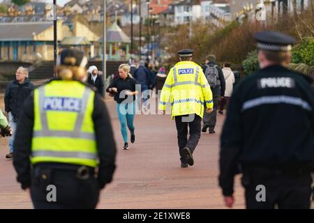 Portobello, Schottland, Großbritannien. 10. Januar 2021. Trotz einer derzeit in Schottland erzwungenen nationalen Sperre waren Portobello Promenade und Strand mit einer großen Anzahl von Menschen beschäftigt, die dort am Sonntagnachmittag waren. Mehrere Polizeipatrouillen waren offensichtlich, dass sie meist unauffällig blieben, aber die Beamten sprachen mit den Kaffeehäffern, um sie zu drängen, die soziale Distanz zwischen den Kunden korrekt zu halten. Iain Masterton/Alamy Live News Stockfoto