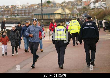 Portobello, Schottland, Großbritannien. 10. Januar 2021. Trotz einer derzeit in Schottland erzwungenen nationalen Sperre waren Portobello Promenade und Strand mit einer großen Anzahl von Menschen beschäftigt, die dort am Sonntagnachmittag waren. Mehrere Polizeipatrouillen waren offensichtlich, dass sie meist unauffällig blieben, aber die Beamten sprachen mit den Kaffeehäffern, um sie zu drängen, die soziale Distanz zwischen den Kunden korrekt zu halten. Iain Masterton/Alamy Live News Stockfoto